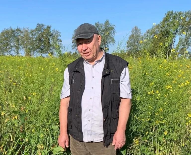Устроев Анатолий Арсеньевич — 80 лет: полвека в аграрной науке Ведущий специалист Института, кандидат технических наук, чей трудовой путь насчитывает более 50 лет, отмечает юбилей. За плечами — защита диссертации, руководство отделами, разработка основ органического земледелия и десятки научных трудов. Коллеги поздравляют его с заслуженной наградой и желают новых свершений.